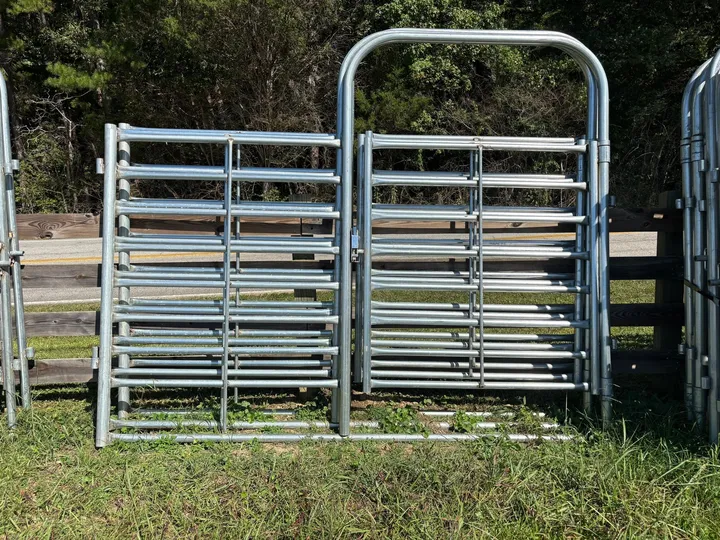 Puerta de arco combinada galvanizada de 10 pies, mitad puerta y mitad panel, apoyada en una valla de madera
