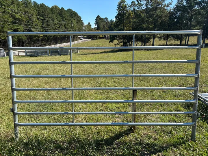 Panel de corral reforzado galvanizado 6x10 colocado en un pasto