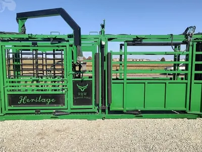 New Synergy Ag Heritage Hydraulic XL Chute & Alley (HHXL), photo 1 of 6