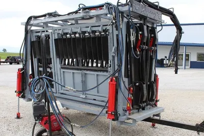 New Synergy Ag Legacy GP Commercial Cattle Chute with Gas Power Unit, photo 1 of 6