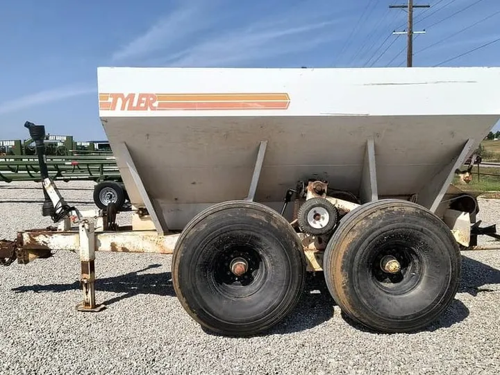 Used Tyler Moonwalk 260 6-Ton Fertilizer Spreader, photo 1 of 6