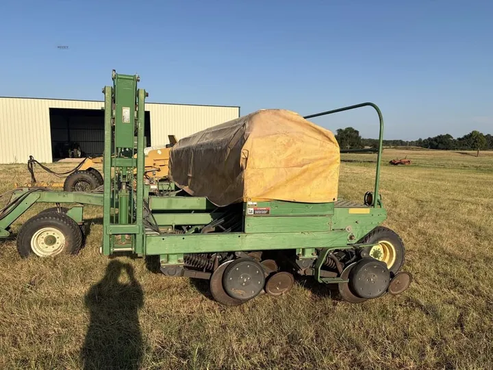 2005 John Deere 1560 – equipo usado, foto 2 de 6