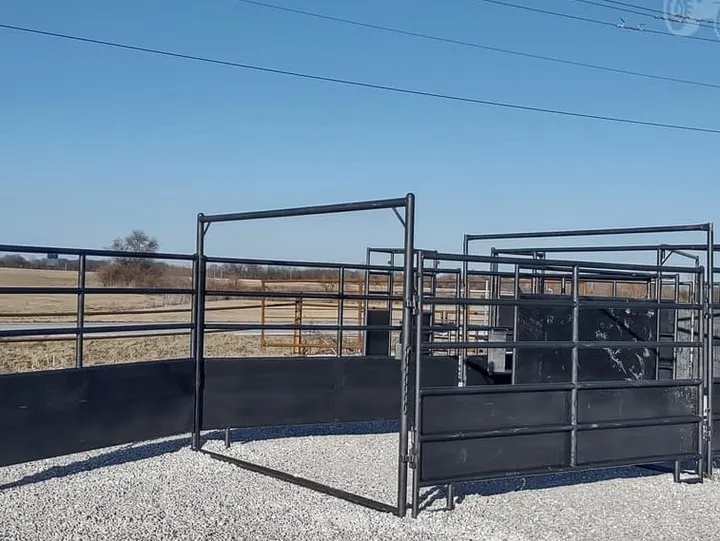 New Sweep Tub Holding Pen, photo 2 of 2