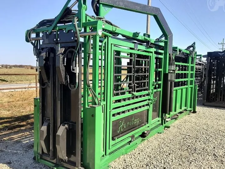 New Synergy Ag Heritage Hydraulic XL Chute & Alley (HHXL), photo 2 of 6