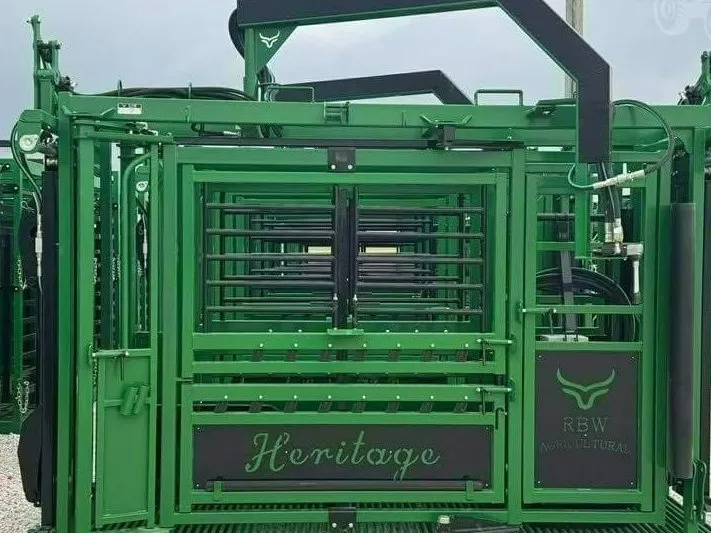 New Synergy Ag Heritage Hydraulic Cattle Chute (HH), photo 2 of 6