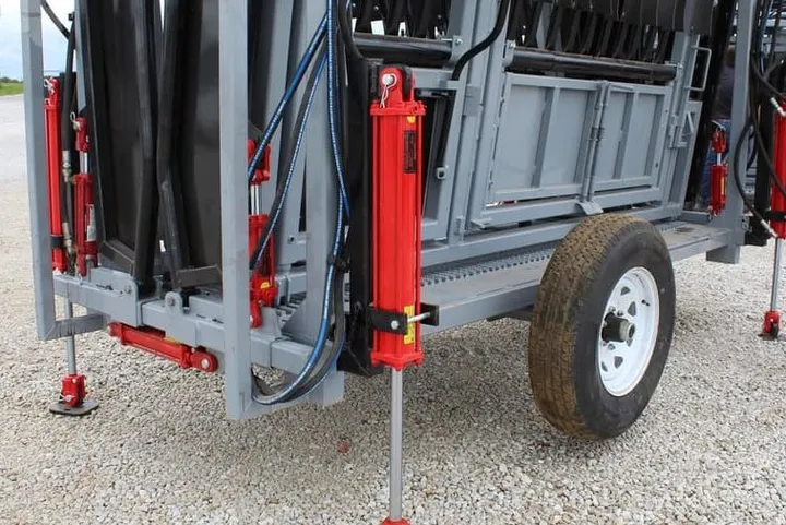 New Synergy Ag Legacy GP Commercial Cattle Chute with Gas Power Unit, photo 2 of 6