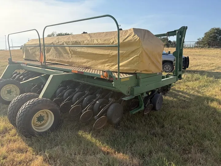 2005 John Deere 1560 – equipo usado, foto 3 de 6