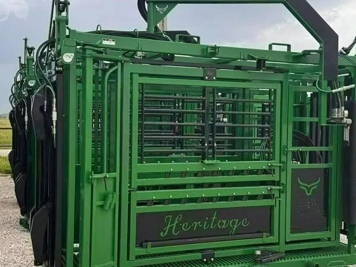 New Synergy Ag Heritage Hydraulic Cattle Chute (HH), photo 3 of 6