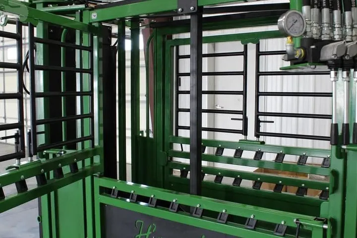 New Synergy Ag Heritage Hydraulic Cattle Chute (HH), photo 6 of 6