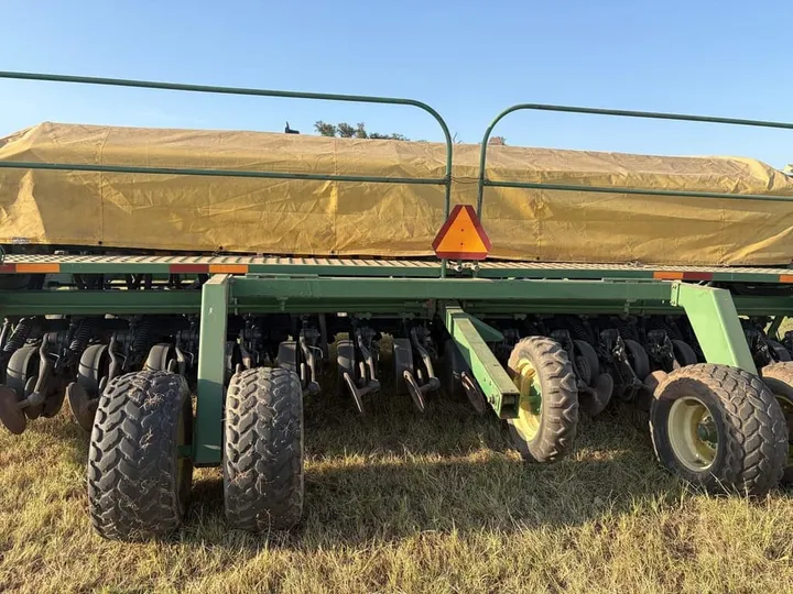 2005 John Deere 1560 – equipo usado, foto 4 de 6