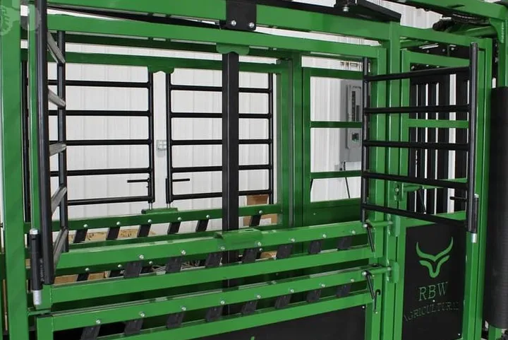 New Synergy Ag Heritage Hydraulic Cattle Chute (HH), photo 4 of 6