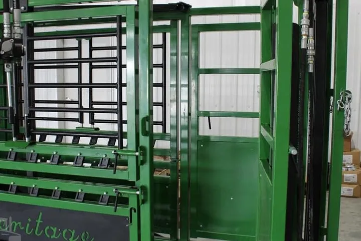 New Synergy Ag Heritage Hydraulic Cattle Chute (HH), photo 6 of 6