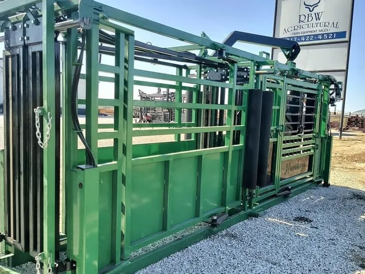 New Synergy Ag Heritage Hydraulic XL Chute & Alley (HHXL), photo 6 of 6